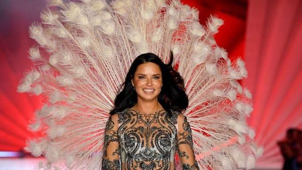 6 Model Tertua dan Paling Lama di Fashion Show Victorias Secret