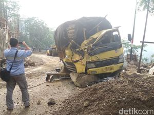 Kondisi Truk yang Tertimpa Longsor di Trenggalek