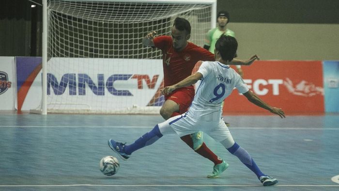 Timnas Futsal Indonesia kalah dari Thailand di semifinal Piala AFF Futsal 2018. (Foto: Hendra Nurdiyansyah/ANTARA FOTO) Timnas Futsal Indonesia kalah dari Thailand di semifinal Piala AFF Futsal 2018. (Foto: Hendra Nurdiyansyah/ANTARA FOTO)