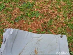 Warga Anyer Temukan Serpihan Pesawat di Pinggir Pantai