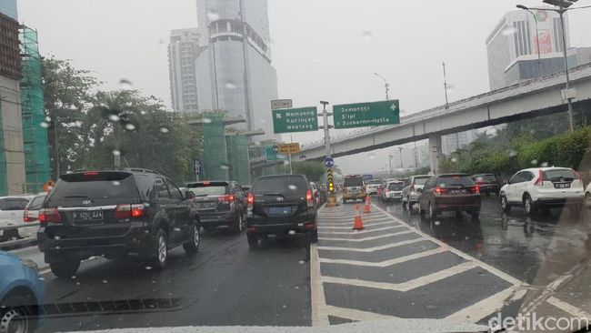 Tol Cawang Arah Semanggi Macet 6 Km Tol Cawang Arah Semanggi Macet 6 Km