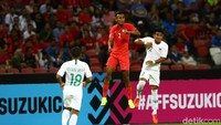 Putu Gede Juni Antara dan Sakhir Hamzah melakukan duel udara.
