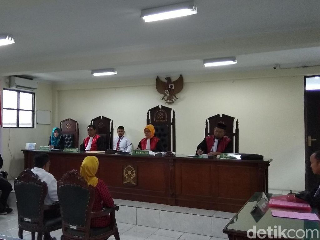 2 Caleg Golkar Semarang Terdakwa Politik Uang Terancam 2 Tahun Bui 2 Caleg Golkar Semarang Terdakwa Politik Uang Terancam 2 Tahun Bui