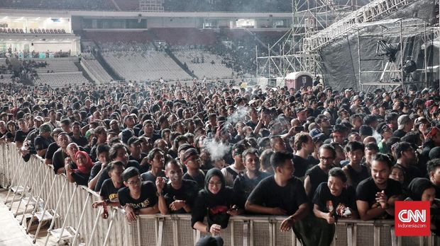 Ribuan orang berbaju hitam larut dalam nostalgia Guns N Roses.