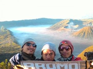 Berburu Golden Sunrise di Puncak Bromo