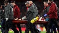 Welbeck harus menggunakan tandu saat meninggalkan lapangan. Dia sempat juga memakai masker oksigen (Richard Heathcote/Getty Images)