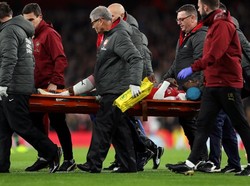 Welbeck harus menggunakan tandu saat meninggalkan lapangan. Dia sempat juga memakai masker oksigen (Richard Heathcote/Getty Images)