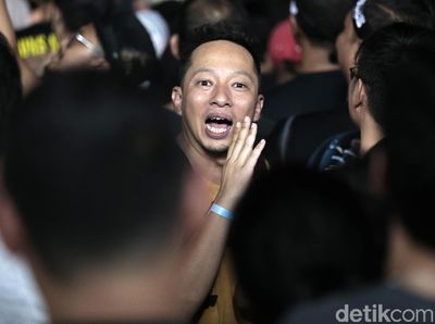 Sstt..Jangan Bilang Sabai! Ringgo Lagi Asyik Nonton GNR