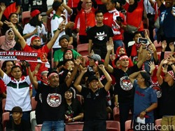 Suporter setia timnas Indonesia turut memadati National Stadium untuk memberikan semangat kepada Evan Dimas dkk.