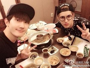Makan Hotpot dan Es Krim, Begini Manisnya Pose Kulineran Kris Wu