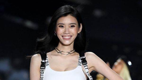 Pernah Jatuh di Panggung, Ini Aksi Model China di Show Victorias Secret