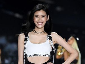 Pernah Jatuh di Panggung, Ini Aksi Model China di Show Victorias Secret Pernah Jatuh di Panggung, Ini Aksi Model China di Show Victorias Secret