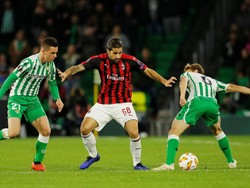 Pada laga keempat Grup F Liga Europa di Estadion Benito Villamarin, Jumat (9/11/2018) dinihari WIB, Betis dan Milan sama-sama saling menyerang. REUTERS/Marcelo Del Pozo.