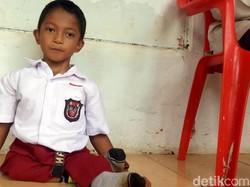 Semangat Bocah Merangkak ke Sekolah, Kepsek: Bangga Didik Adul