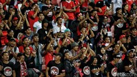 Suporter timnas Indonesia turut memadati National Stadium, Singapura.