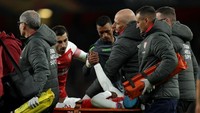 Welbeck mendapat dukungan dan simpati dari Nani yang menyalaminya saat ditandu ke luar lapangan. Nani dan Welbeck sama-sama pernah berseragam Manchester United (Richard Heathcote/Getty Images)