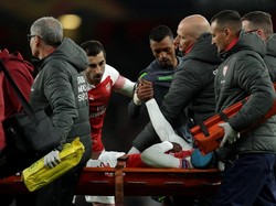 Welbeck mendapat dukungan dan simpati dari Nani yang menyalaminya saat ditandu ke luar lapangan. Nani dan Welbeck sama-sama pernah berseragam Manchester United (Richard Heathcote/Getty Images)