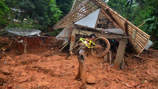 Curah Hujan Tinggi, Kabupaten Tasikmalaya Dilanda Longsor