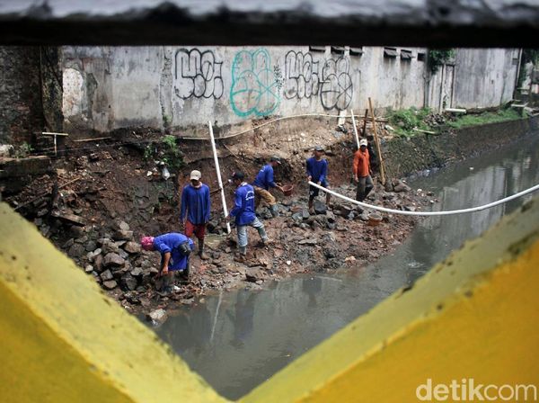Normalisasi Turap Anak Kali Grogol Terus Dikebut