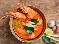 Hangatkan Badan dengan Tom Yam yang Pedas Asam Segar di Sini