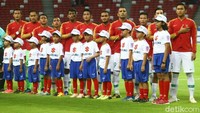 Singapura menurunkan pemian seperti Hassan Abdullah Sunny, Sakhir Hamzah, Irfan Fandi Ahmad, Muhammad Sauwfan Baharudin, Muhammad Zulqarnaen Suzlisman, Muhammad Faris Ramli, Muhammad Yasir Hanapi, Muhammad Izzdin Safiq Yacob, Harris Harun, Gabriel Quak, dan Ikhsan Fandi Ahmad.
