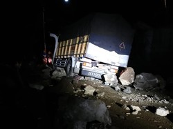 Sebuah Truk Tertimpa Material Longsor di Jalan Nasional Trenggalek