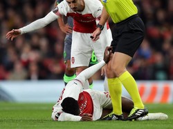Menyadari ada pemain yang mengalami luka serius, wasit langsung memanggil petugas medis masuk lapangan (Richard Heathcote/Getty Images)