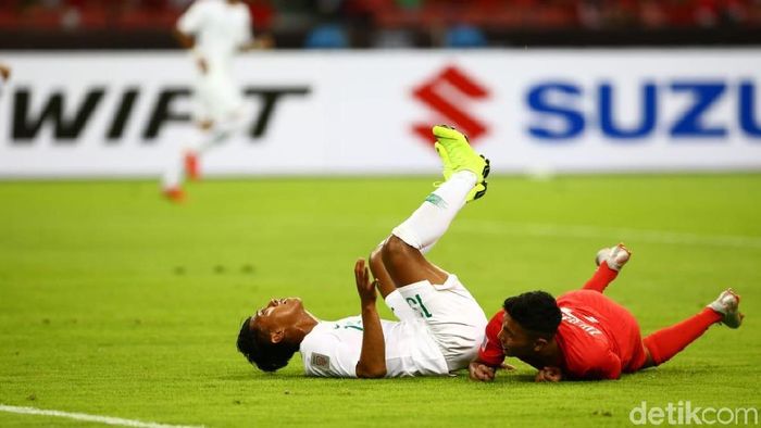 Febri Hariyadi dilanggar pada laga Singapura Vs Indonesia. (Foto: Pradita Utama/detikcom) Febri Hariyadi dilanggar pada laga Singapura Vs Indonesia. (Foto: Pradita Utama/detikcom)