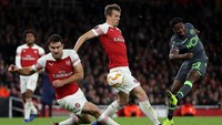 Unggul jumlah pemain, Arsenal tak bisa memaksimalkannya untuk mencetak gol. Sporting sendiri beberapa kali mengincar lewat serangan cepat, tapi tak berhasil mengarahkan satupun tembakan ke gawnag. (Foto: Richard Heathcote/Getty Images)