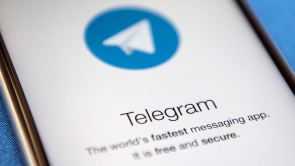Ilustrasi Telegram, Logo Telegram LONDON, ENGLAND - MAY 25: A close-up view of the Telegram messaging app is seen on a smart phone on May 25, 2017 in London, England. Telegram, an encrypted messaging app, has been used as a secure communications tool by Islamic State. (Photo by Carl Court/Getty Images)