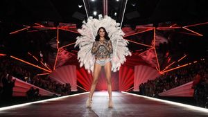 Tangis Adriana Lima di Fashion Show Terakhirnya untuk Victorias Secret