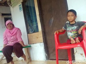 Luar Biasa, Bocah Ini Tetap Semangat Sekolah Meski Merangkak 3 Km