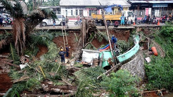 Lapak Pedagang Hingga Motor Jadi Korban Longsor di Citayam Depok