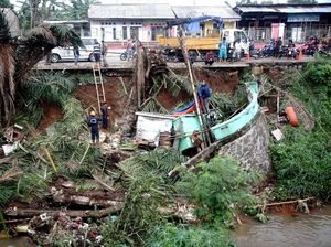 Lapak Pedagang Hingga Motor Jadi Korban Longsor di Citayam Depok