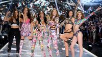 Foto: Adu Gaya Seksi Bella vs. Gigi Hadid di Fashion Show Victorias Secret