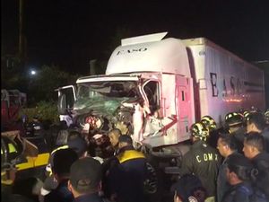 Rem Blong, Truk Bonyok Hantam Mobil-mobil di Jalan Tol