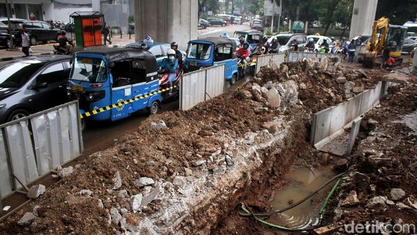 Imbas Proyek Trotoar, Mayestik Jadi Biang Macet