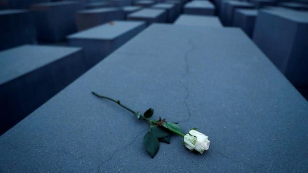 Warga Jerman peringati 80 tahun terjadinya Malam Pecah Kaca di Berlin. Peringatan itu berhubungan dengan holocaust (pembantaian kaum yahudi).