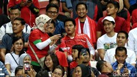 Beberapa suporter menghampiri Kaesang untuk minta foto bersama.