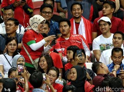 Beberapa suporter menghampiri Kaesang untuk minta foto bersama.