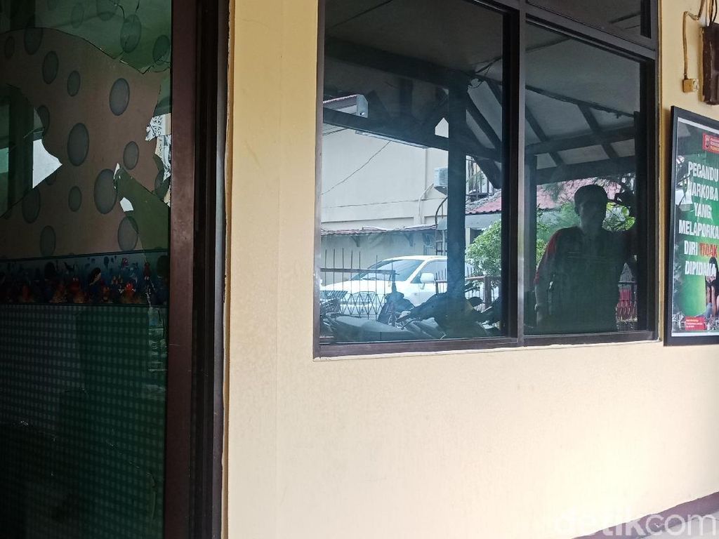 Kaca Pecah, Begini Kondisi Polsek Penjaringan yang Diserang Warga Kaca Pecah, Begini Kondisi Polsek Penjaringan yang Diserang Warga