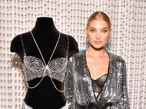 Foto: Gaya Elsa Hosk, Bidadari Cantik Pakai Bra Rp 15 M di Victorias Secret Foto: Gaya Elsa Hosk, Bidadari Cantik Pakai Bra Rp 15 M di Victorias Secret