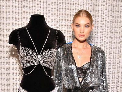 Foto: Gaya Elsa Hosk, Bidadari Cantik Pakai Bra Rp 15 M di Victorias Secret