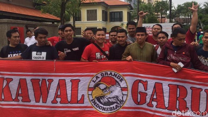 Bima Sakti bersama para pendukung timnas Indonesia. (Foto: Randy Prastya/detikcom) Bima Sakti bersama para pendukung timnas Indonesia. (Foto: Randy Prastya/detikcom)