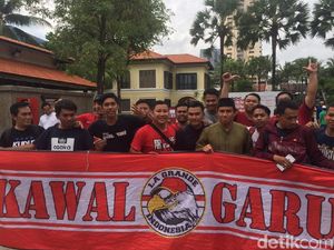 Puluhan Suporter Sambut Timnas Indonesia Selepas Salat Jumat Puluhan Suporter Sambut Timnas Indonesia Selepas Salat Jumat