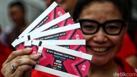 Ada pula suporter yang memamerkan tiket pertandingan laga perdana Indonesia melawan Singapura.