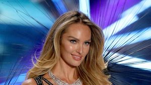 Foto: Seksinya Candice Swanepoel, Pose Topless untuk Promosi Baju Renang