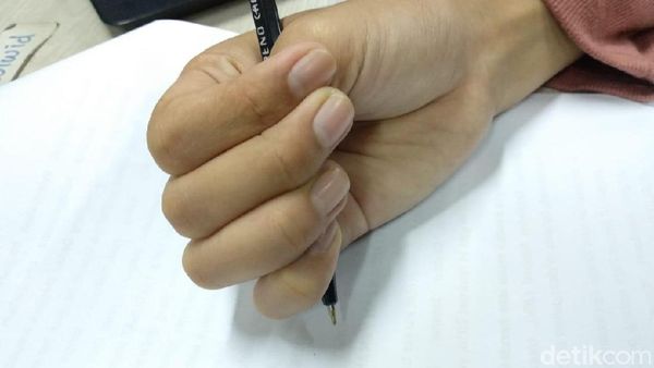 Bagaimana Caramu Memegang Pulpen? Bisa Menunjukkan Kepribadianmu Lho