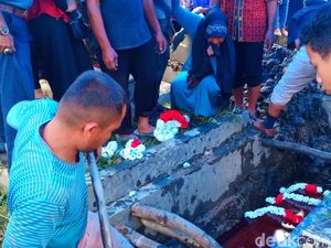 Pramugari Lion Air PK-LQP Shintia Dimakamkan di Padang Pramugari Lion Air PK-LQP Shintia Dimakamkan di Padang