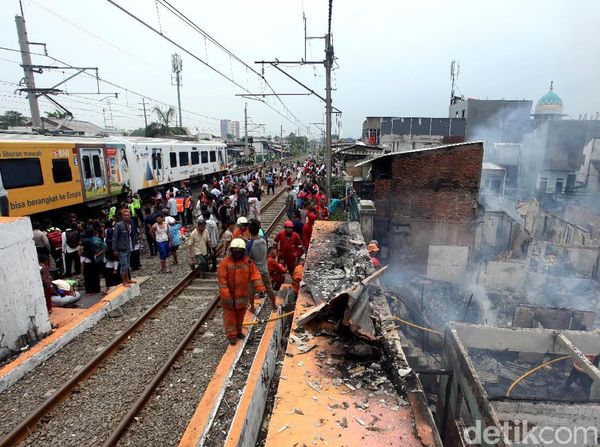 Imbas Kebakaran di Kedoya, KRL Duri-Tangerang Dihentikan Sementara
